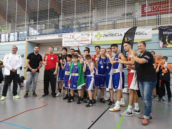 Zum ersten INJOY CUP flogen die F&auml;uste (Foto: Tobias Ostmann)