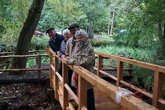 Neue Br&uuml;cke und Baum des Jahres im L&ouml;nspark.  (Foto: Susanne Schedwill)