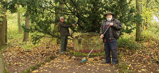 Klaus Drechsler (links) und Dr. Kurt Glatz haben Hand angelegt an der letzten Ruhest&auml;tte Silberborths (Foto: Angelo Glashagel)