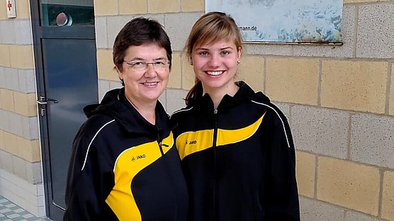 Aufgeregt und &uuml;bergl&uuml;ckllich: Veronique K&ouml;nig und Trainerin Katrin Berndt (Foto: SVN '90)