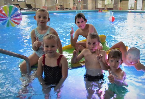  Samantha, Emily, Tom, Till, Luiz und Theo freuen sich &uuml;ber den erfolgreichen Schwimmkurs im Badehaus (Foto: Badehaus Nordhausen)