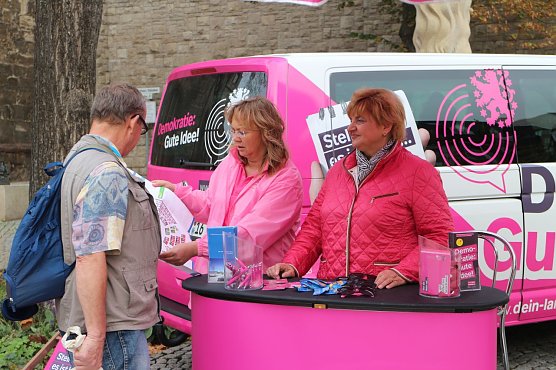 v.l.: Andrea Kaiser und Landtagspr&auml;sidentin Birgit Diezel erkl&auml;ren die Arbeit des Th&uuml;ringer Landtags (Foto: Angelo Glashagel)