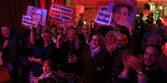 Die Linke feiert ihren Wahlerfolg (Foto: Angelo Glashagel)