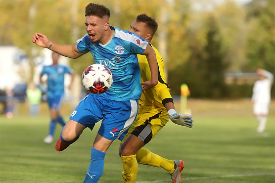 Mema (vorne) wird von Wurster im Strafraum "abger&auml;umt" (Foto: FSV Wacker 90 Nordhausnen)