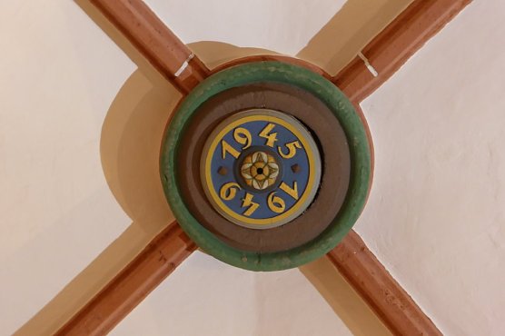 Die Schlusssteine in den Kuppeln der Gew&ouml;lbe der Kirche geben Hinweise &uuml;ber wichtige Bauabschnitte des Gotteshauses (Foto: Heidelore Kneffel)