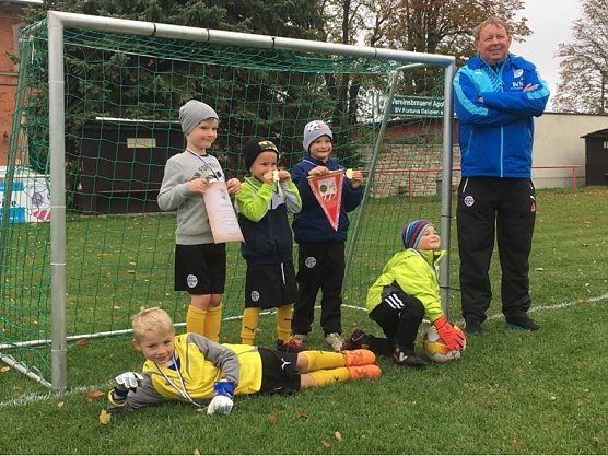 Die Kinder unserer Mannschaft in Gehofen: Oben: Tom Fuhrmann, Mika Lingst&auml;dt, Oskar Weise, Trainer Frank Ludwig; Unten: Leonart Konstantin G&ouml;risch, Daniel Weise (v.l.n.r.) (Foto: FSV Wacker 90 Nordhausnen)