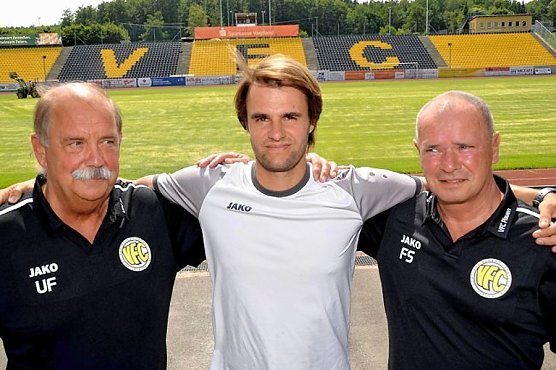  "Wir m&uuml;ssen vier Vereine hinter uns lassen!" VFC-Trainer Falk Schindler (Bildmitte) (Foto: Karsten Repert)