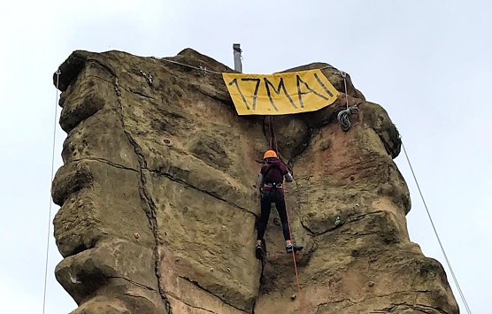 Zur f&uuml;nfzehnj&auml;hrigen Jubil&auml;umsfeier des Kletterfelsens im Mai bot eine Strickleiter ein alternative M&ouml;glichkeit f&uuml;r das Erklimmen (Foto: Mathias Daniel)