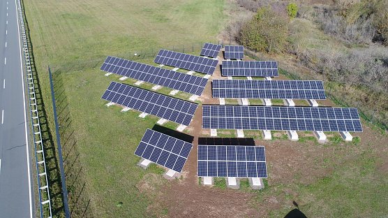 Blick auf die neue PV-Anlage in der Ellricher Zorgeaue. Die Anlage versorgt die drei Trinkwasserbrunnen mit Strom (Foto: Belectric PV Dach)
