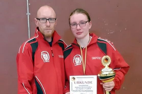 Kisha mit ihrem Trainer (Foto: Verein)