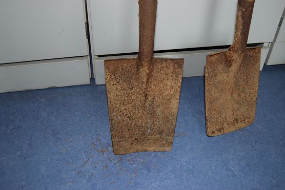 Sichergestellte Spaten (Foto: Landespolizeiinspektion Nordhausen) Sichergestellte Spaten (Foto: Landespolizeiinspektion Nordhausen)