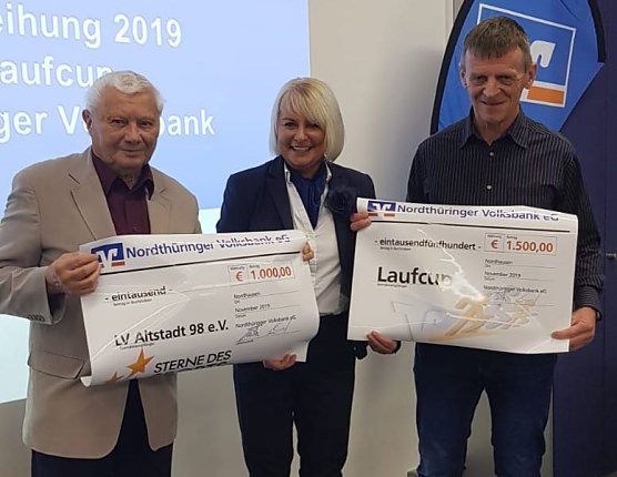 Katrin Westphal &uuml;berreichte symbolische Schecks (Foto: privat)