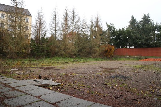 Auf dem Areal der abgerissenen Leichtbauhalle der Grundschule soll ein &ouml;ffentlich nutzbarer Bolzplatz entstehen (Foto: Angelo Glashagel)
