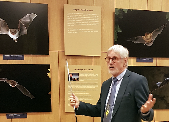 Wolfgang Sauerbier erl&auml;utert den Besuchern verschieden Exponate (Foto: Silke Schulze)