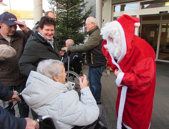 Gl&uuml;hweinmarkt vor dem Seniorenzentrum Katharina-von-Bora (Foto: Lydia Schubert)