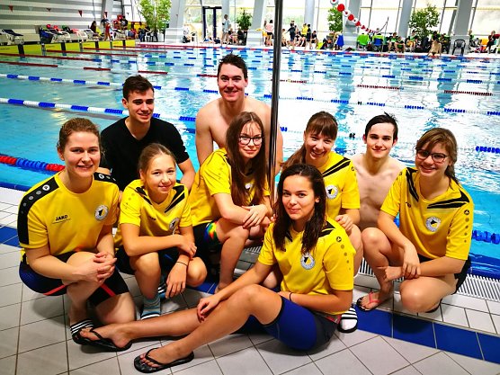 Die jungen Schwimmerinnen und Schwimmer des SVN beim Adventsschwimmen in Erfurt (Foto: SVN 90) Die jungen Schwimmerinnen und Schwimmer des SVN beim Adventsschwimmen in Erfurt (Foto: SVN 90)