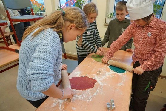 Kimi, Lonne, Emma und Liam beim Pl&auml;tzchenbacken.  (Foto: Susanne Schedwill)