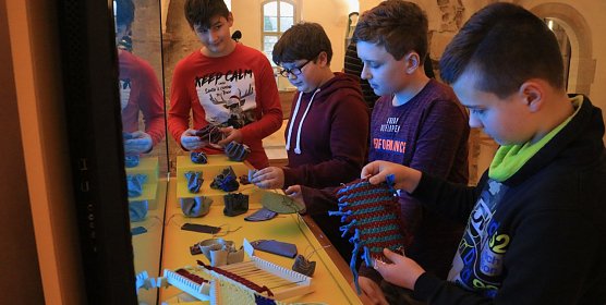 Wie man in der Steinzeit gelebt und gearbeitet hat, konnten die Sch&uuml;lerinnen und Sch&uuml;ler der Regelschule Heringen jetzt selber ausprobieren (Foto: Angelo Glashagel)