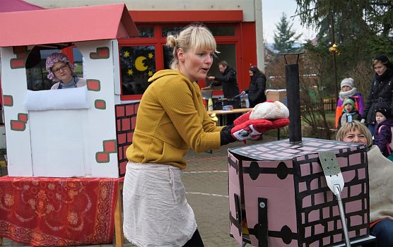 Goldmarie holt die Brote aus dem Ofen.  (Foto: Schedwill)