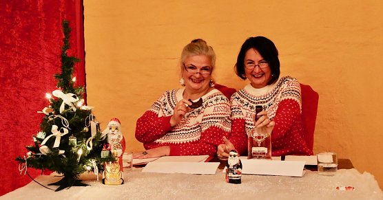 Alle Jahre wieder: die Weihnachtslesung mit Anja Eisner und Susanne Hinsching (Foto: Angelo Glashagel)