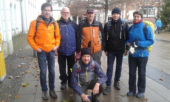Die Teilnehmer der Detlef Koch-Gedenkwanderung vor dem Start am vergangenen Sonnabend am Bahnhof Nordhausen.  (Foto: Bodo Schwarzberg)