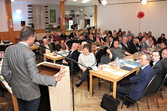Mike Mohring im Sachswerfer Handwagen vor den Mitgliedern des Kreisparteitags. (Foto: CDU Kreisverband Nordhausen)