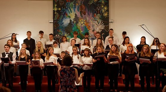 Der Auftritt des Chors geh&ouml;rt zu den H&ouml;hepunkten der Herder'schen Weihnachtsfeier (Foto: Heike Roeder)