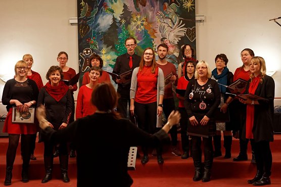 Auch das Kollegium stand singend auf der B&uuml;hne (Foto: Heike Roeder)