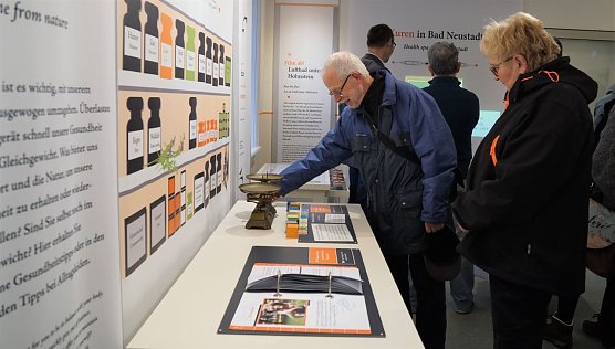 Ausprobieren ist bei der Ausstellung im Infozentrum des Naturpark-S&uuml;dharz ausdr&uuml;cklich erw&uuml;nscht.  (Foto: Susanne Schedwill)