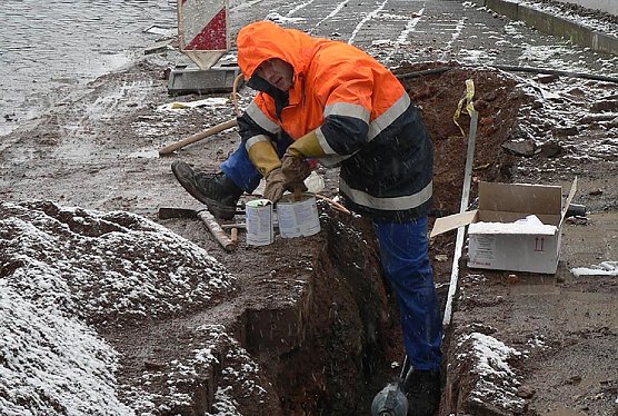 EVN-Mitarbeiter Frank Seidel bei der St&ouml;rungsbeseitigung (Foto: evn)