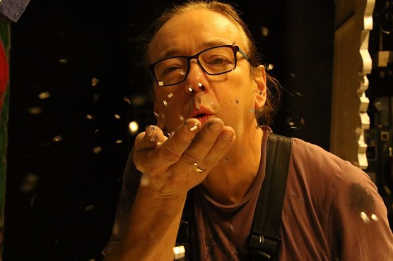Carsten St&uuml;rmer war heute f&uuml;r das "aufglitzern" des B&uuml;hnenbildes zust&auml;ndig (Foto: Angelo Glashagel)