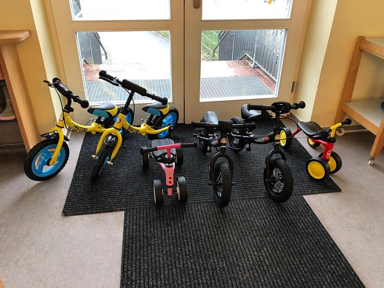 Sechs neue Laufr&auml;der gab es f&uuml;r die Kinder der Kita Sonnenschein in Bielen (Foto: FV Kita Sonnenschein)