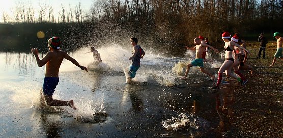 Eisbaden im Kiesschacht (Foto: Angelo Glashagel)