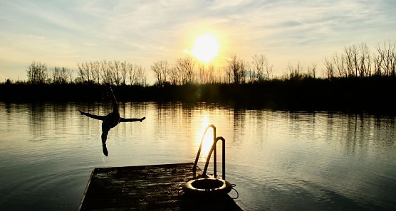 Eisbaden im Kiesschacht (Foto: Angelo Glashagel)