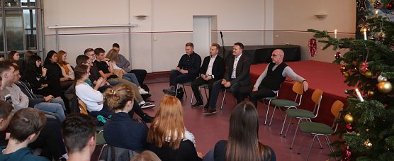 Warum in die Ferne schweifen? - Diskussionrunde am Herder-Gymnasium (Foto: Angelo Glashagel)