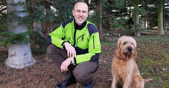 Forstamtsleiter Gerd Thomsen mit seinem treuen vierbeinigen Begleiter (Foto: privat)