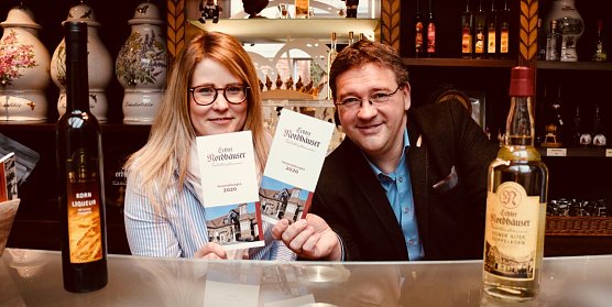 Marie-Luise Liebau und Museumsleiter Thomas M&uuml;ller stellten heute das neue Programm der Traditionsbrennerei vor (Foto: Angelo Glashagel)