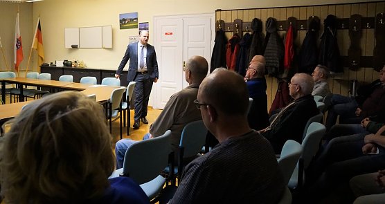 Ellrichs B&uuml;rgermeister Henry Pasenow berichtete &uuml;ber einige Vorhaben. (Foto: Susanne Schedwill)
