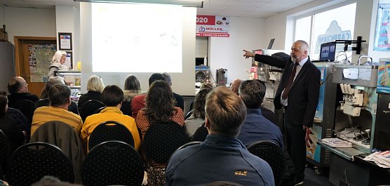 Udo M&uuml;ller erl&auml;uert den Messebesuchern einige technische Neuerungen f&uuml;r die Eisproduktion.  (Foto: Susanne Schedwill)