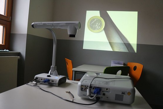 Das Preisgeld wurde in eine Dokumentenkamera investiert (Foto: Angelo Glashagel)