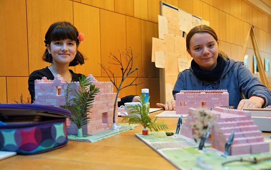 Halima und Leonie haben mit Bausteinen ein Museum und eine Br&uuml;cke gebaut.  (Foto: Susanne Schedwill)