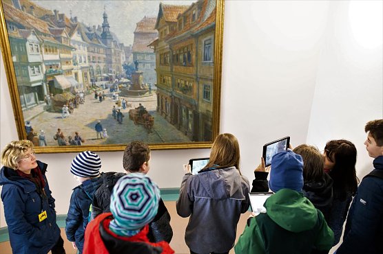 Mit einer Stadtf&uuml;hrerin waren die Kinder durch Nordhausen unterwegs. (Foto: Vincent Eisfeld)