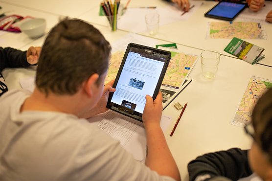 Recherchiert haben die auch online. (Foto: Vincent Eisfeld)