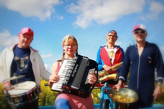 Die drei Herren und eine Dame der Jindrich-Staidel-Combo verbreiten mit Tuba, Posaune und Wortwitz tschechisches Flair in der Cyriaki-Kapelle (Foto: Jazzclub Nordhausen)