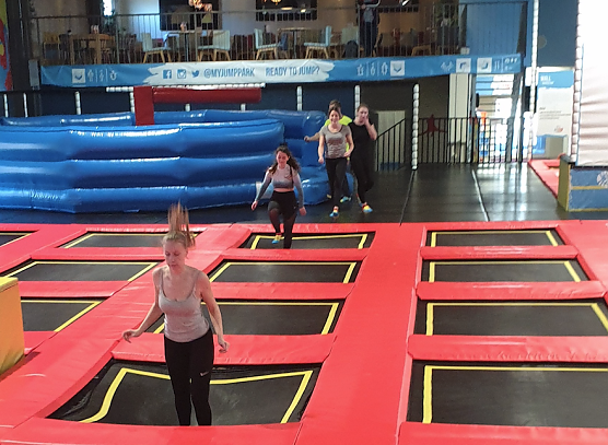 Die angehenden Physiotherapeuten des SBZ im Jump-House Erfurt (Foto: Gundula Unger)