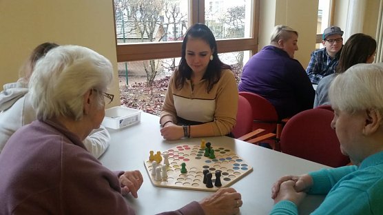 Seren spielen mit Sch&uuml;lern (Foto: Institut f&uuml;r Weiterbildung  in der Kranken- & Altenpflege)