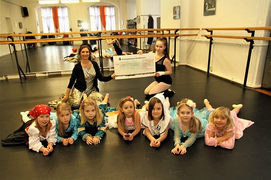 Tanzstudio Radeva spendete f&uuml;r den F&ouml;rderverein des Theaters (Foto: Tanzstudio Radeva)