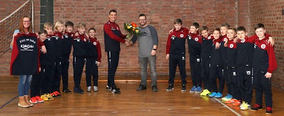 F&uuml;r die E1 der FSG Salza gab es jetzt neue Trikots (Foto: FSG '99 Salza)