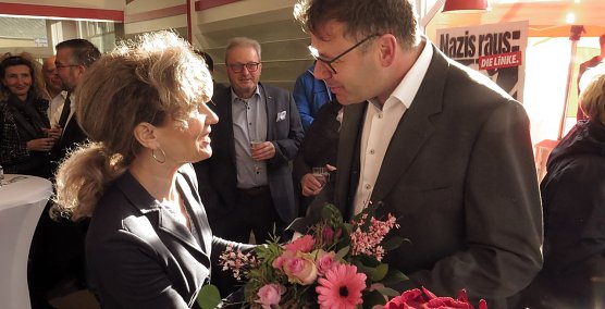 B&uuml;rgermeister Frank Rostek gratuliert (Foto: nnz)