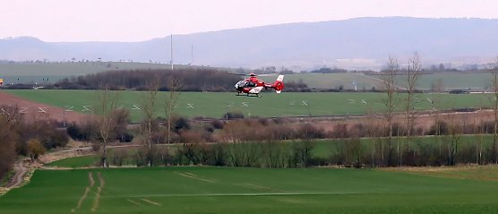 "Christoph 37" im Anflug auf die Bahnstrecke (Foto: S. Dietzel)